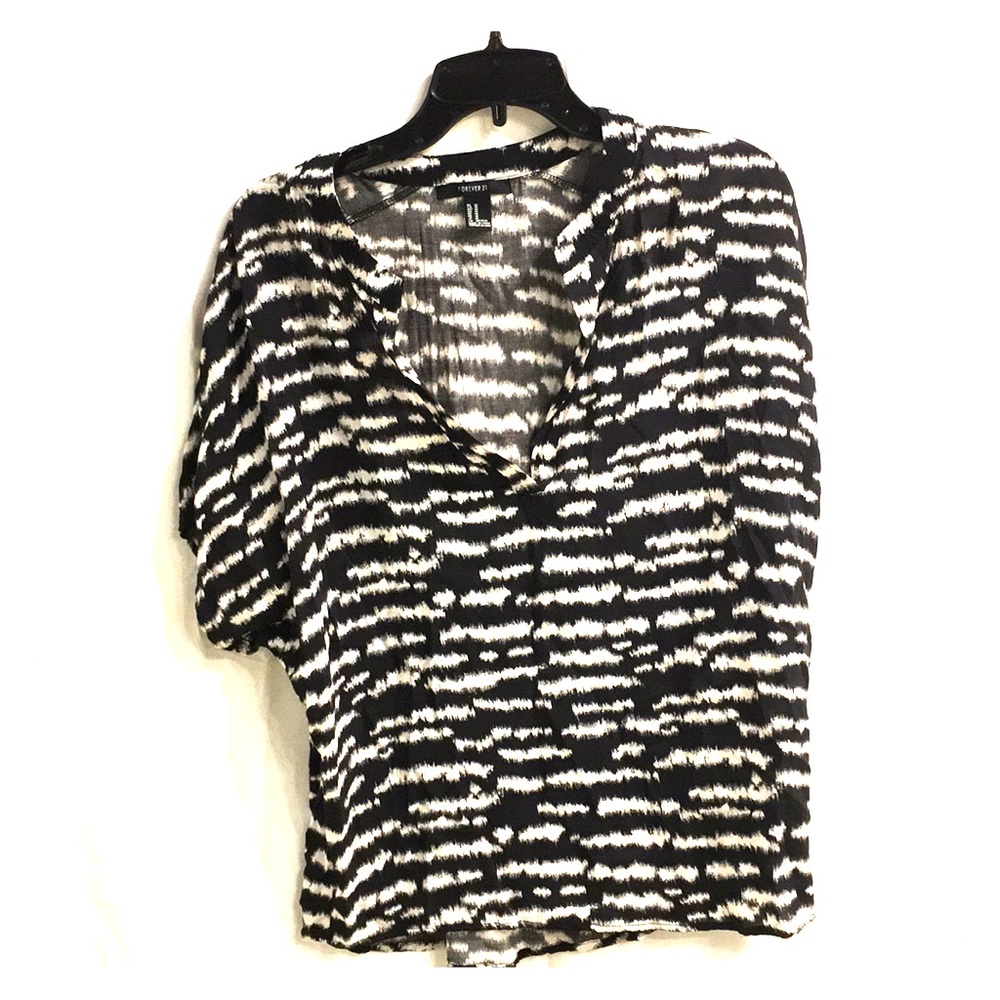 Forever 21 Women’s Black and White Crop Top